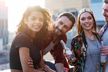 Neşeli gençler zevk parti yaz aylarında