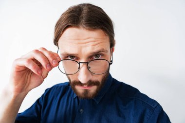 Gözlük ile ciddi akıllı adam