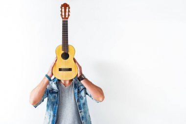 Erkek gitarist holding müzik aleti