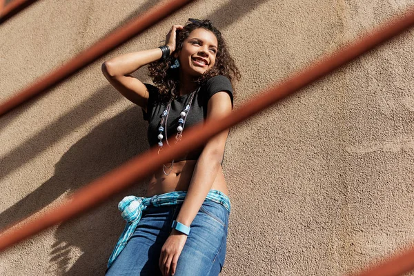 Merdiven üzerinde flört genç kadın — Stok fotoğraf