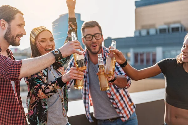 Emocionados chicos y chicas teniendo fiesta al aire libre — Foto de Stock