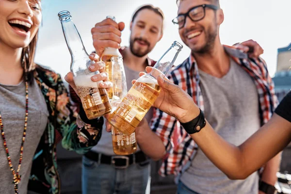 Cieszę się, że młodzi przyjaciele brzęk szklanek alkoholu — Zdjęcie stockowe