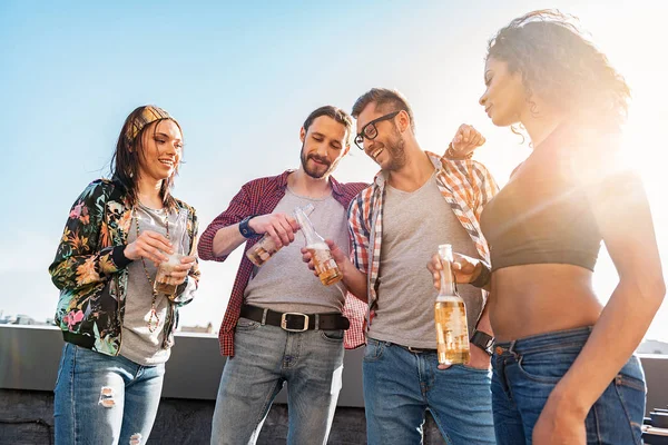 Radosny znajomych do picia alkoholu na tarasie na dachu — Zdjęcie stockowe