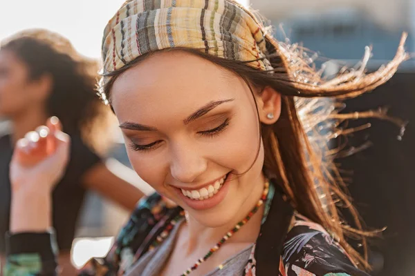 Chica bonita divirtiéndose en fiesta — Foto de Stock