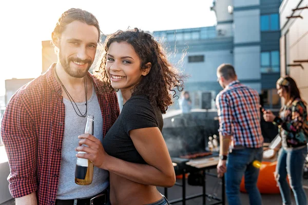 Gioioso giovane uomo e donna rilassante sulla terrazza — Foto Stock