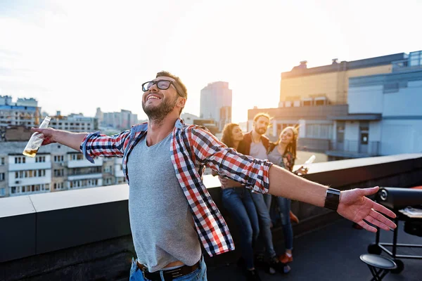 Happy mladých lidí baví na střešní terase — Stock fotografie