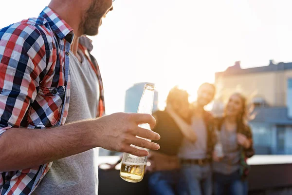 Jovens alegres bebendo álcool no telhado — Fotografia de Stock