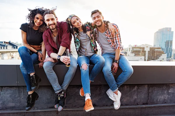 Jóvenes alegres relajándose en la terraza de la azotea — Foto de Stock