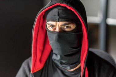 Odada kısıtlama gösteren bilgisayar burger
