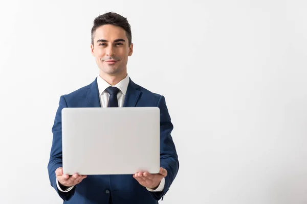 Hombre feliz teniendo trabajo con el ordenador portátil —  Fotos de Stock