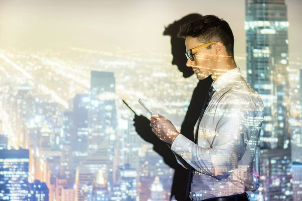 Happy male typing by phone — Stock Photo, Image