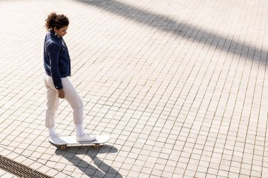 Meydanda sürme şık genç bayan