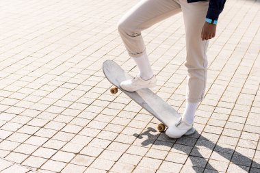 Şık teen ayakta meydanında