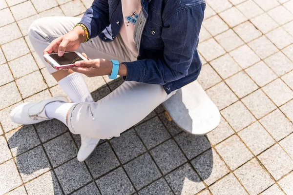 Adolescente elegante está segurando telefone celular — Fotografia de Stock