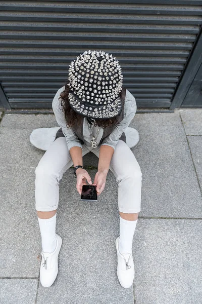 Menina adolescente elegante está usando telefone — Fotografia de Stock