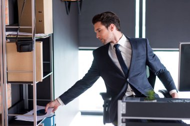 Kendine güvenen genç adam ofisinde çalışıyor