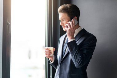 Smartphone ile duran hoş dalgın adam