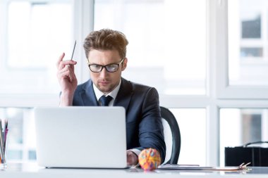 Profesyonel yaratıcı genç adam ofiste zahmetli