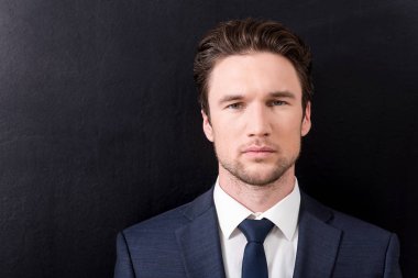 Şık yetişkin adam düşünceli duruyor