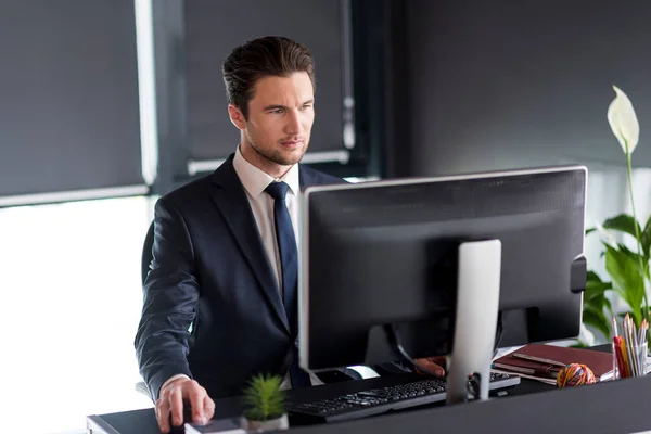 Empleado energético profesional está trabajando con concentración —  Fotos de Stock