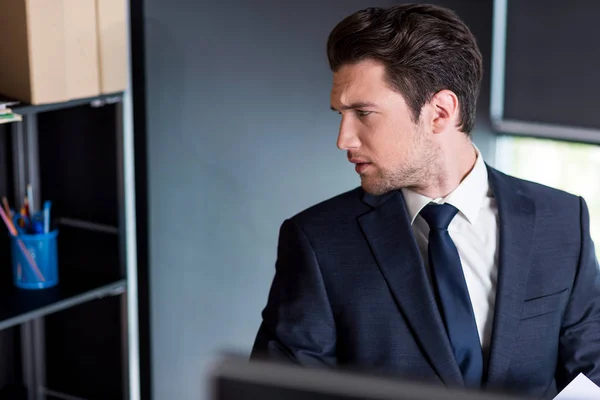 Joven con estilo está trabajando en interiores — Foto de Stock