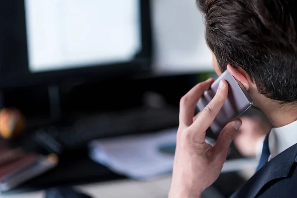 Självsäker ung anställd som ringer genom telefon — Stockfoto