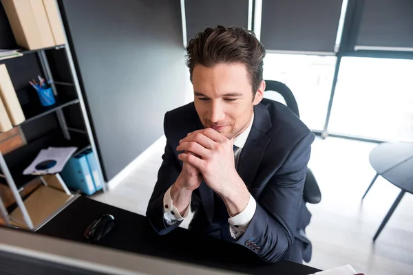 Alegre elegante hombre de negocios está trabajando en la oficina con placer — Foto de Stock