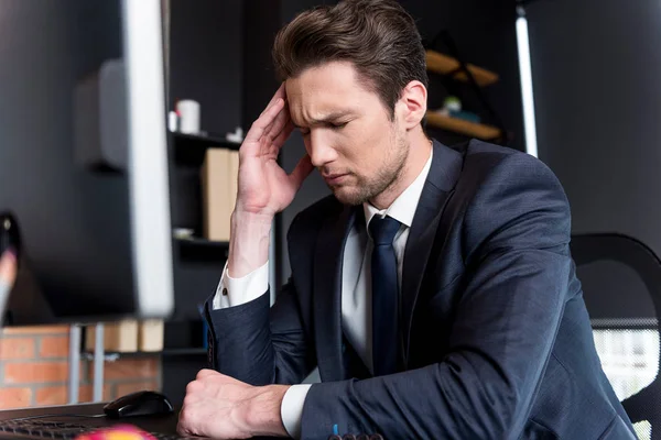 Joven deprimido tiene dolor de cabeza — Foto de Stock