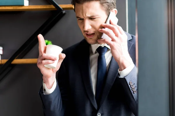 Hombre de negocios molesto está hablando en el teléfono inteligente con ira — Foto de Stock