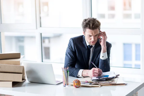 Hombre deprimido en traje está hablando en el teléfono inteligente — Foto de Stock