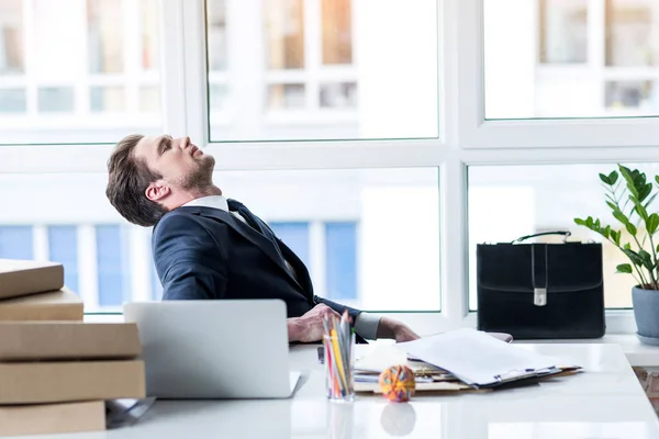 Niepogodny przygnębiony człowiek jest zmęczony z pracy — Zdjęcie stockowe
