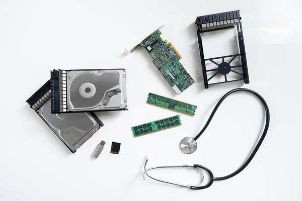 Diferentes tarjetas de memoria y otras partes electrónicas están sobre la mesa — Foto de Stock