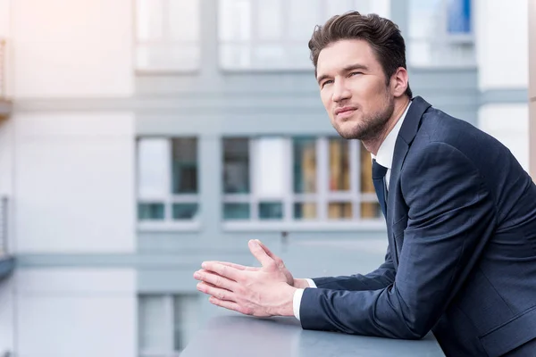 Elegante chico con estilo está descansando fuera — Foto de Stock