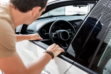 Güncel araba iç izlerken erkek