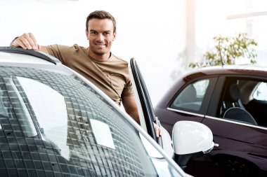 Giden adam yeni otomobil bulma