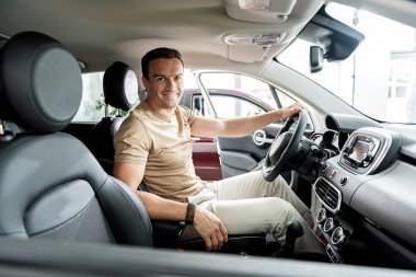 Neşeli adam modern otomobil bulma