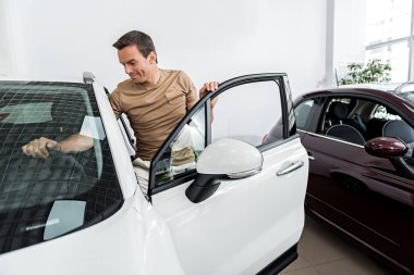 Otomobil dükkanında dokunmadan giden adam