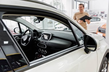 Showroom topografyanın rahat otomobil salon