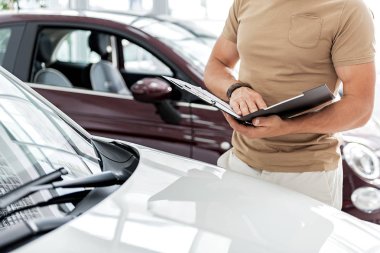 Araba Bayilik belgede bakarak adam