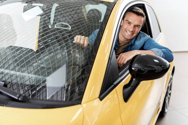 Modern otomobil içinde oturan neşeli adam