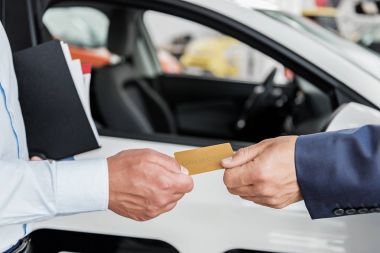 Erkek el altın kart veren danışman için