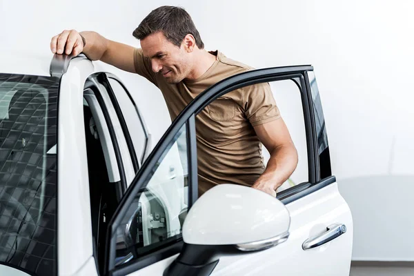 Feliz masculino assistindo no interior do carro — Fotografia de Stock
