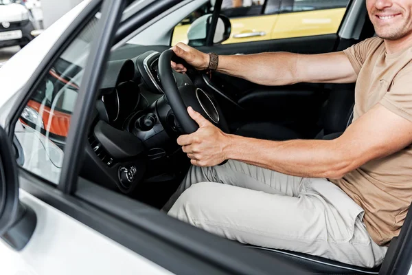Hombre radiante examinando timón del coche — Foto de Stock