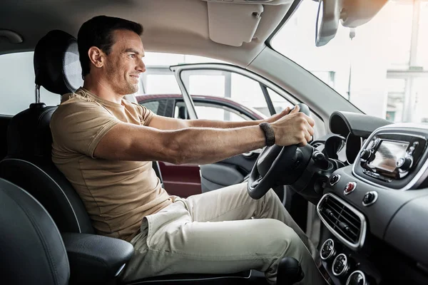 Glücklicher Mann untersucht modernes Automobil — Stockfoto