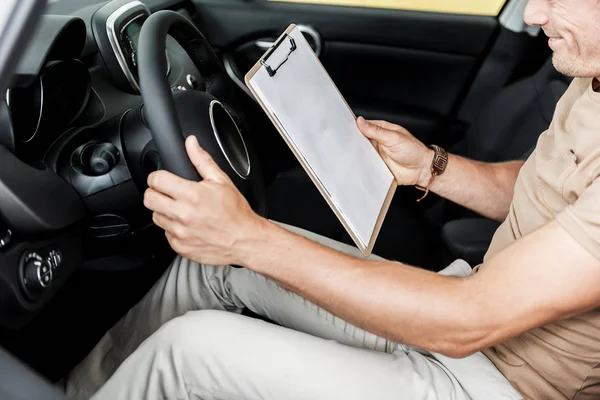 Ausgehende männliche Blick durch Automobil-Daten — Stockfoto