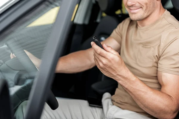 Fröhlicher Mann mit Blick auf Autoschlüssel — Stockfoto