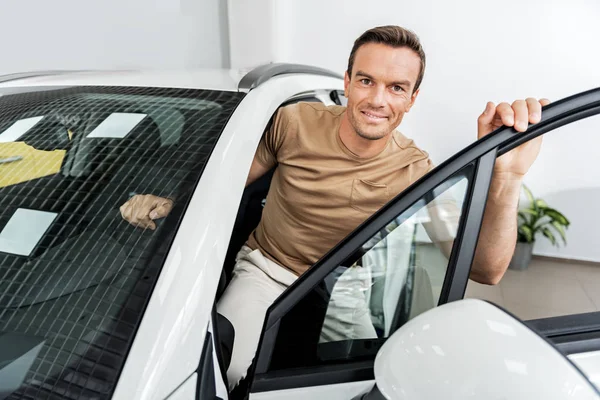 Macho alegre entrando no carro — Fotografia de Stock