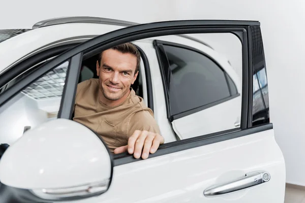 Homem extrovertido localizando em novo automóvel — Fotografia de Stock