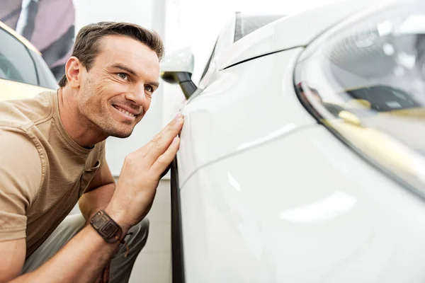 Glad man röra vingen av automobile — Stockfoto