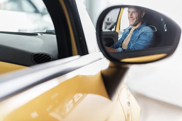 Ausscheidender männlicher Blick ins Spiegelbild — Stockfoto